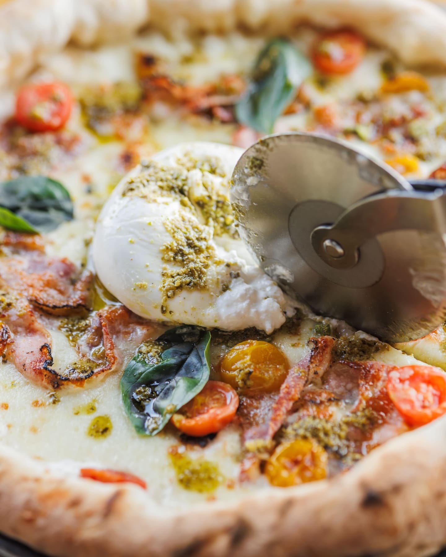 Pizza s burratom i svježim bosiljkom