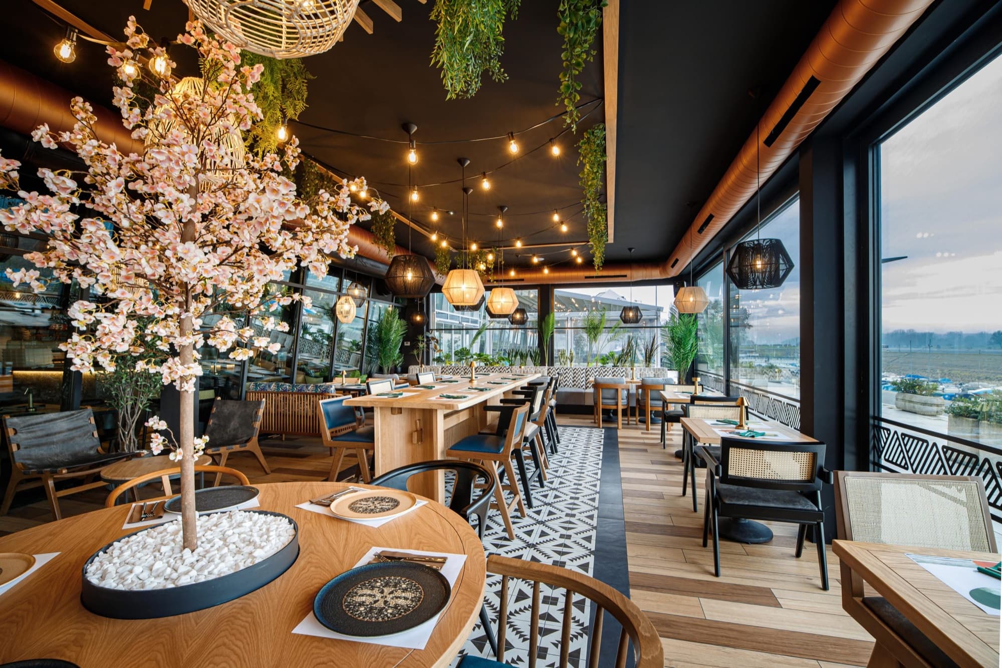 Topao, biljkama ispunjen interijer restorana Pépé